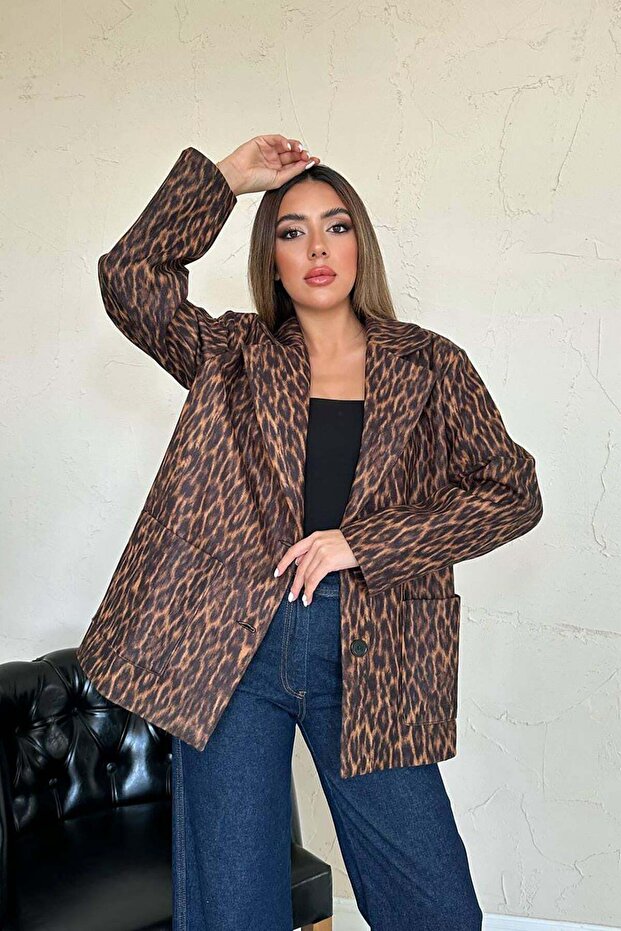 سترة نسائية منسوجة بنقشة الفهد مع جيوب بأزرار وأكمام طويلة وياقة
