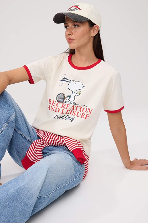 Trendyolmilla  Ekru Snoopy Lisanslı Regular Kısa Kollu Tok %100 Pamuk Örme T-Shirt TWOSS26TS0013 - Görsel 3