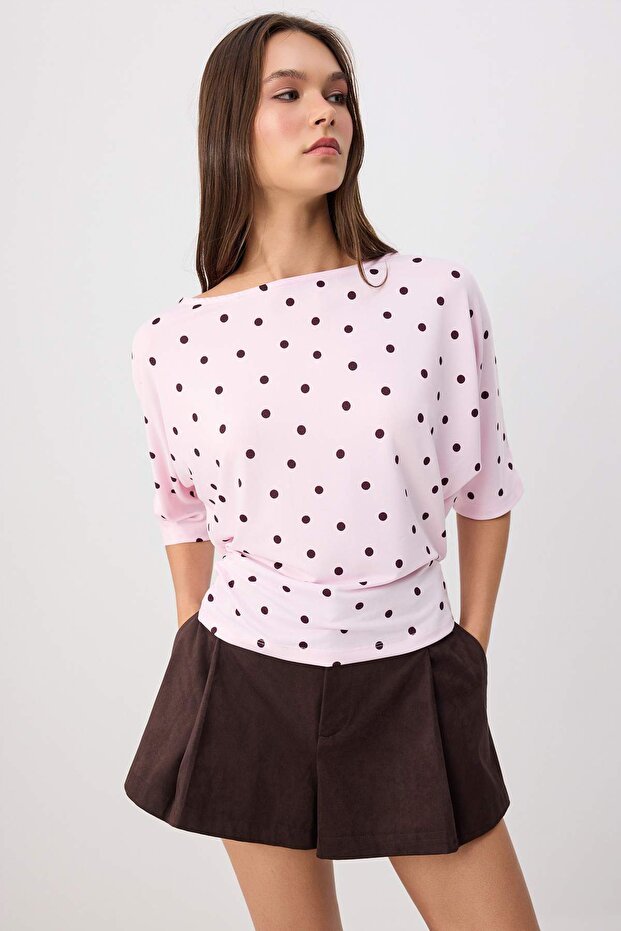 Trendyolmilla  Pembe Puantiyeli Regular/Normal Kalıp Kayık Yaka Soft Touch Örme T-shirt TWOSS26TS00300 - Görsel 3