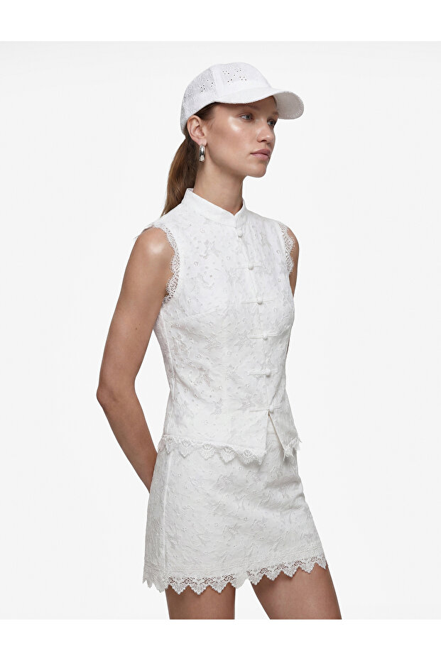 X Melis Ağazat - Sleeveless Floral Textured Stand-Up Qipao Collar Guipure Lace Blouse