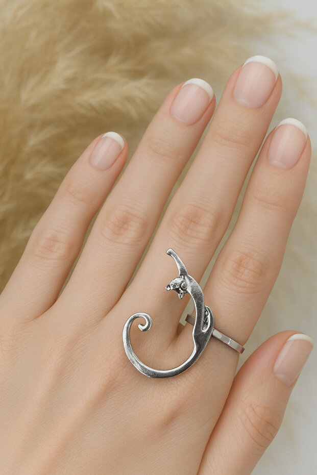 Minimal Tail Cat Ring – a Symbol of Elegance, Love, and Freedom