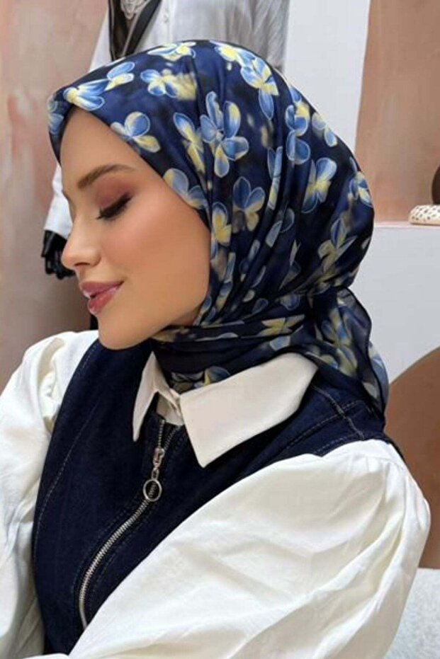 وشاح حرير فرنسي باللون الأزرق الداكن