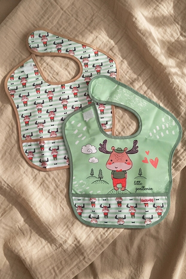 Bebe-Sty 2-Pack Liquid-Proof Baby Bib with Pockets - Little Gentleman Tas with Green Deer Figure