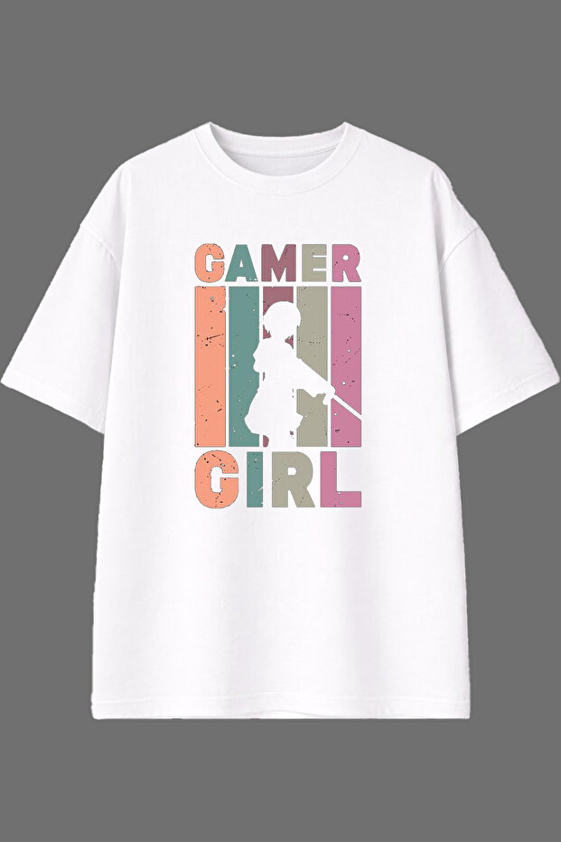 تي شيرت أبيض كبير الحجم مطبوع من الأمام بتصميم Gamer Girl