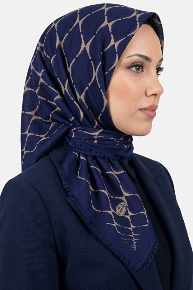 وشاح نسائي من قماش التيمبل بتصميم هندسي باللونين الأزرق الداكن والبيج