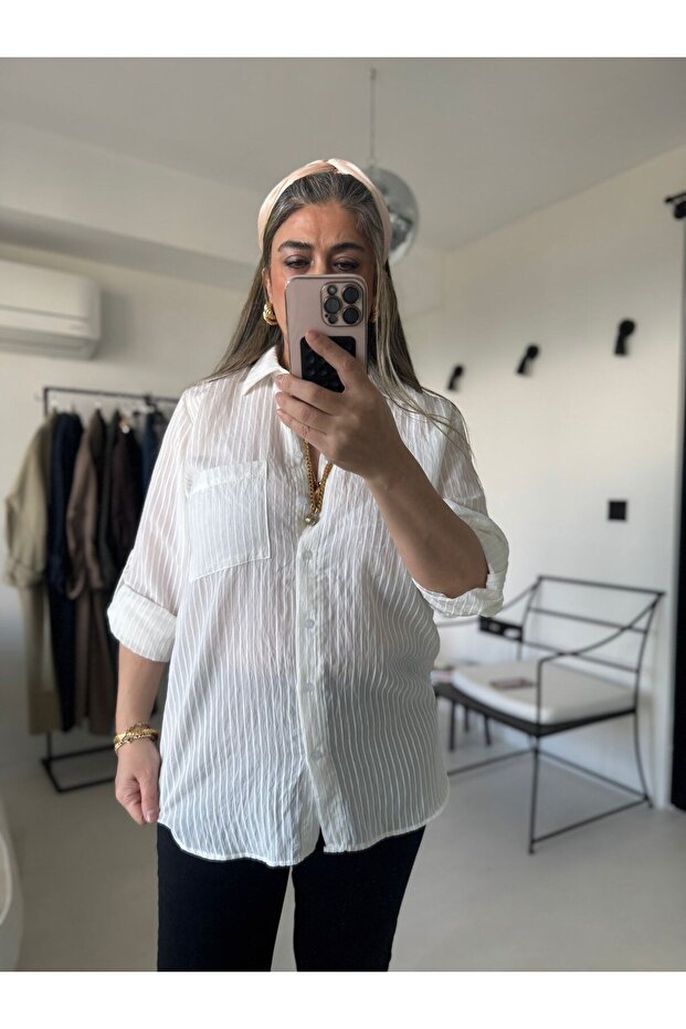 قميص كبير الحجم بجيوب وملمس إكرو