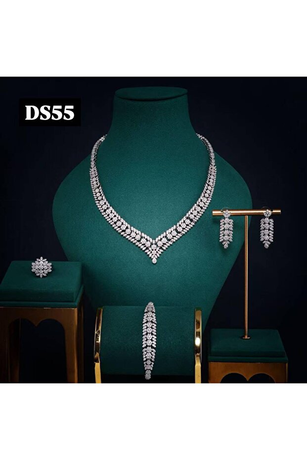 طقم اكسسوارات زركون بدقه الالماس مع العلبه