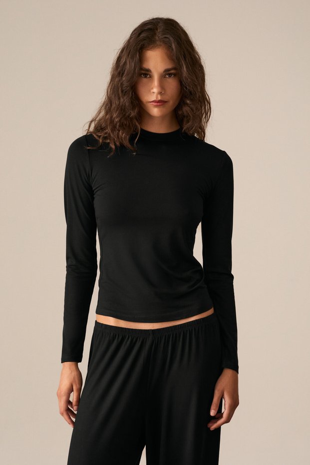 Dari Women's Soft and Flexible Fabric Round Neck Fitted Long Sleeve Black T-Shirt