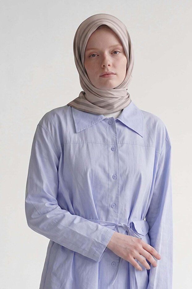 وشاح حريري بيج بثلاثة خطوط مفصلة