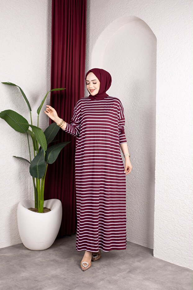 Our Striped Viscose Combed Cotton Dress with a Fabric That Doesn'T Define the Line of the Hat