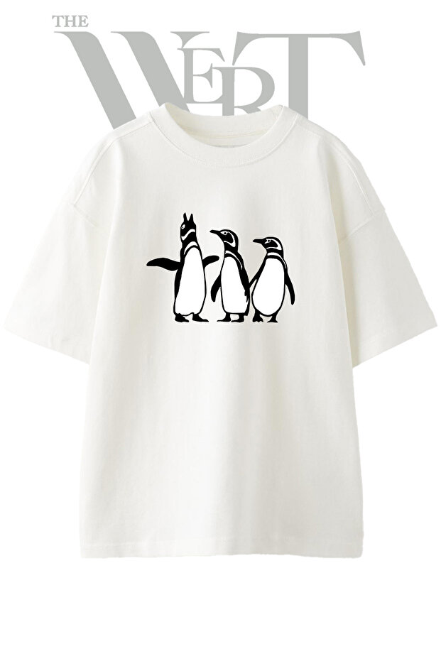 تي شيرت أبيض كبير الحجم مطبوع بتصميم Penguin Trio للجنسين