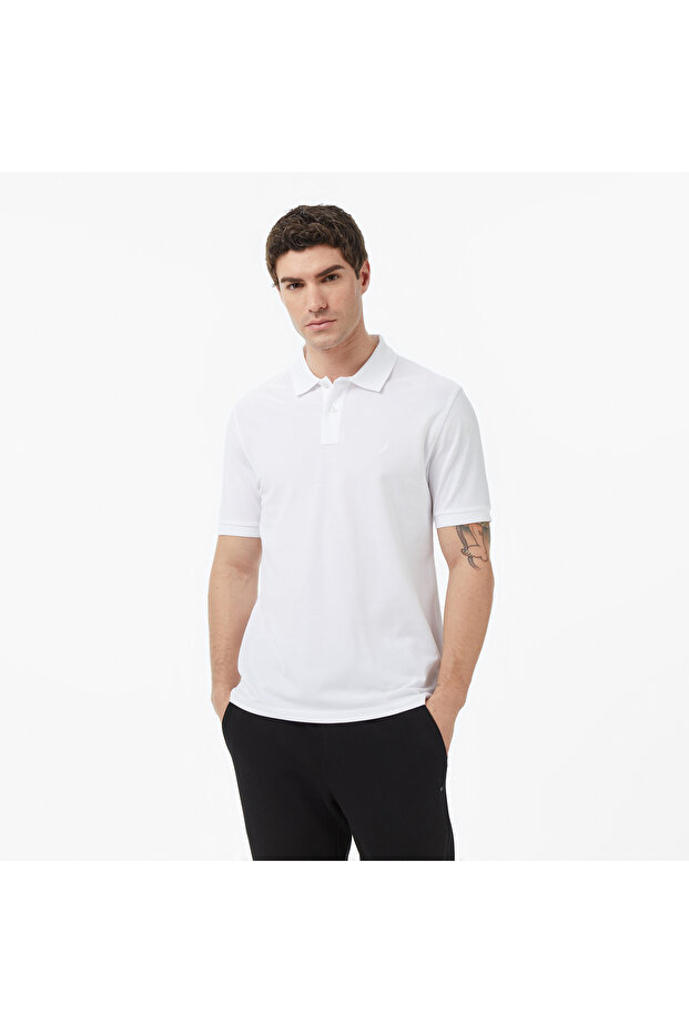 تي شيرت رجالي أبيض ذو قصة عادية وياقة بولو