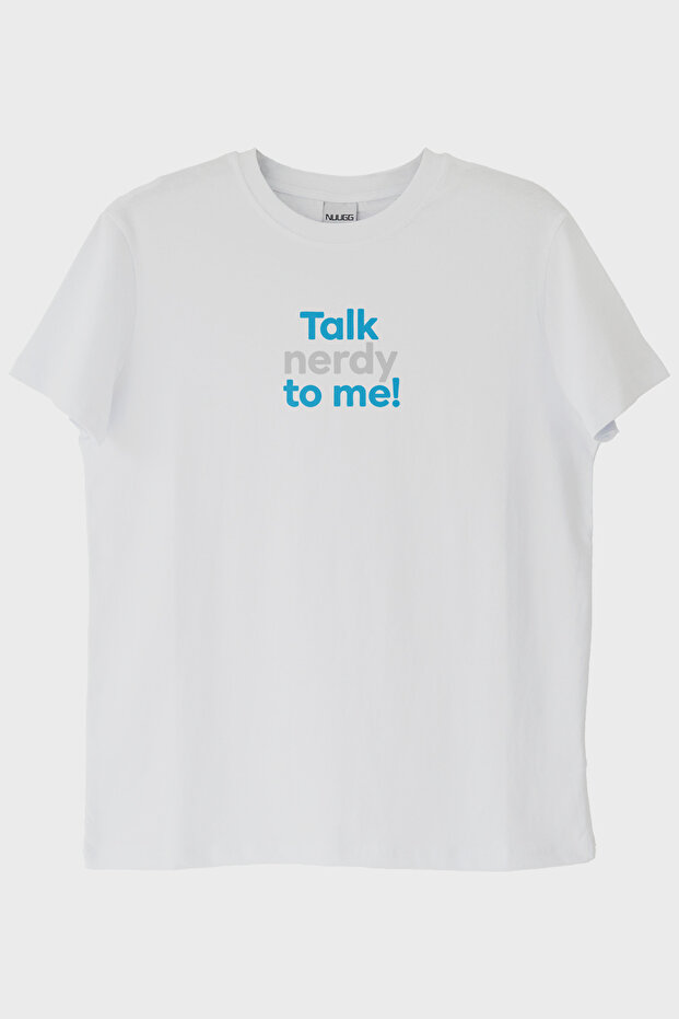 تي شيرت أبيض مطبوع عليه "Talk Nerdy To Me"