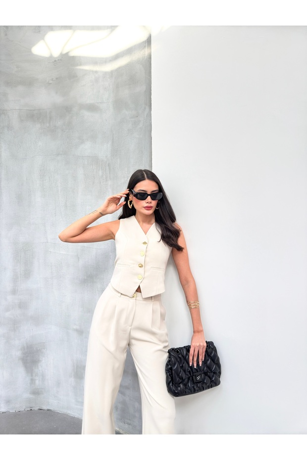 Gold buttoned, plain lined polyviscon vest