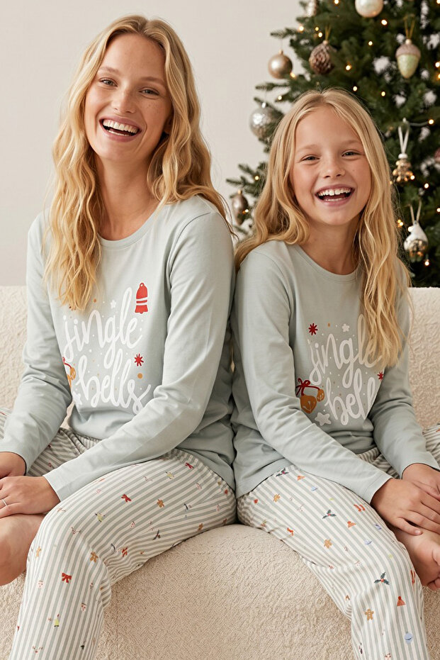 Green Patterned New Year's Themed Cotton Lycra Knitted Pajama Set26241178