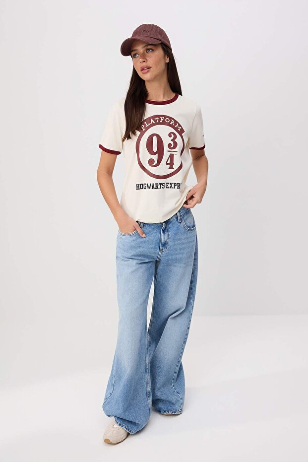 Trendyolmilla  Ekru Harry Potter Lisanslı Regular Kalıp Kısa Kollu Tok %100 Pamuk Örme T-Shirt TWOSS26TS00139 - Görsel 3
