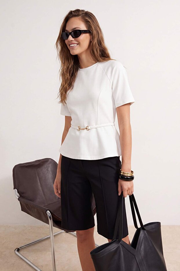Ekru Peplum Reglan Kol Kısa Kollu Aksesuar Detaylı İnterlok Örme Bluz TWOSS26BZ00242 - 3