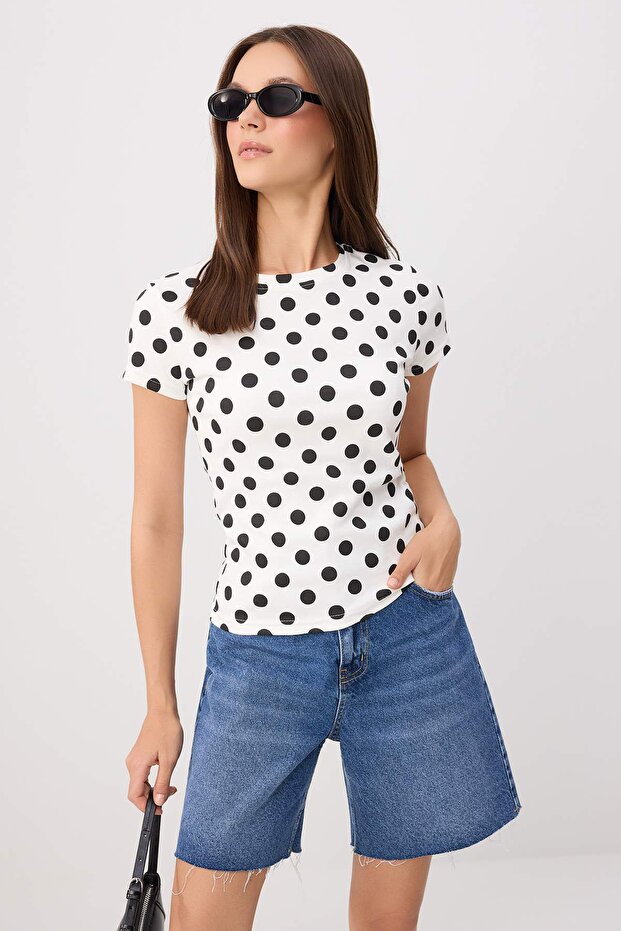 Trendyolmilla  Ekru Puantiyeli Fitted/Vücuda Oturan Kısa Kol Esnek Örme T-Shirt TWOSS26TS00338 - Görsel 2