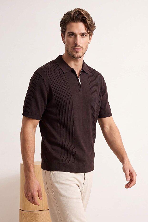 Kahverengi Regular Kesim Dokulu Fermuarlı Triko Polo Yaka T-shirt TMNSS26PO00037