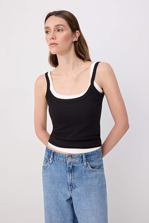 Siyah-Beyaz Fitted/Vücuda Oturan Havuz Yaka Biyeli Fitilli Esnek Örme Atlet TWOSS26AL00122 - 2