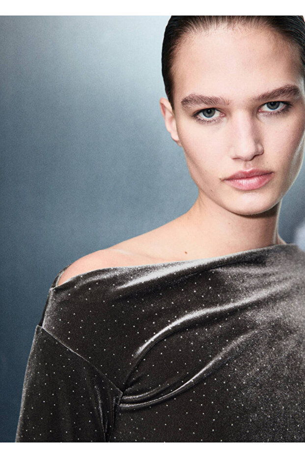 Glänzendes asymmetrisches Samtkleid - 6