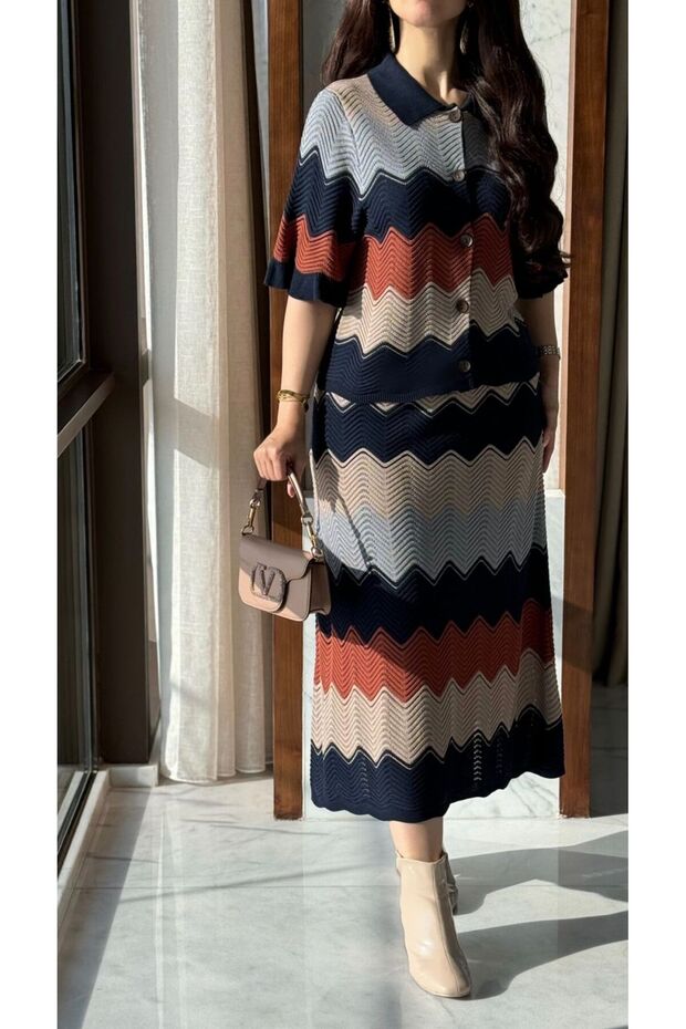 بلوزة مخططة بأكمام نصفية