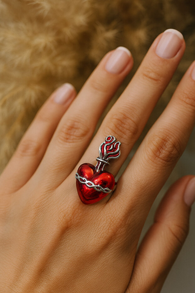 Gothic Heart Chain Figured Red Ring – the Symbol of Passion, Bondage, and Dark Elegance