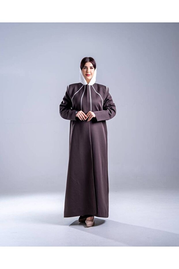 رمادي فحمي مع بليزر أبيض