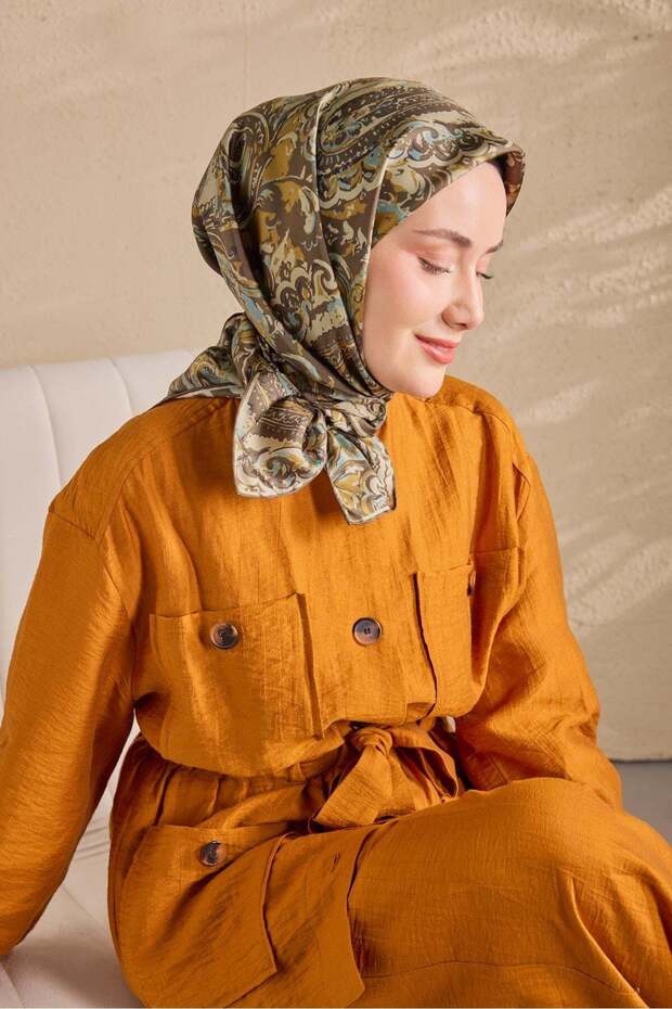 وشاح حريري من التويل بنمط رويال باللون البني والأخضر مقاس 90×9