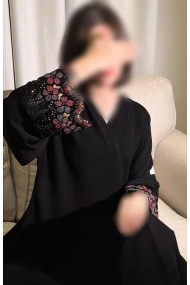 عباية ورد فوشي, عباية بقصة الورود