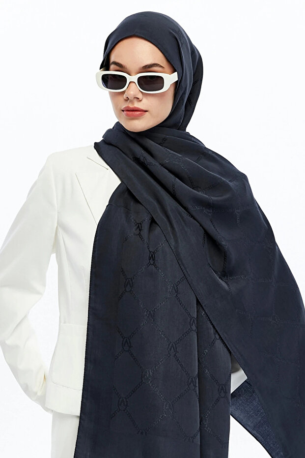 شال بنمط مونوغرام من سلسلة أليا