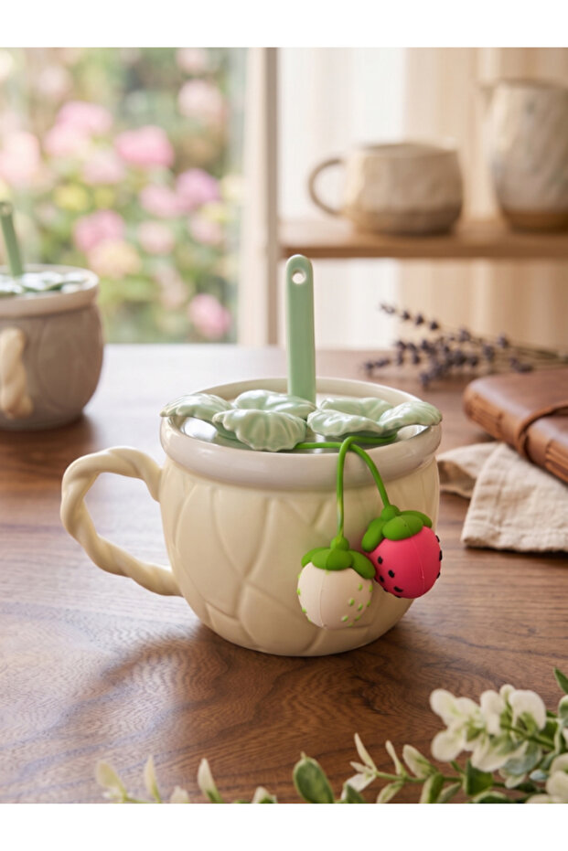 كوب سيراميك بتصميم خاص على شكل فراولة مع غطاء وملعقة