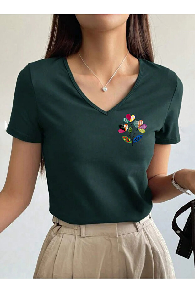 تيشيرت نسائي بأكمام قصيرة وياقة على شكل حرف V مطبوع عليه PATCH FLOWER