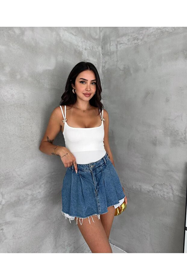 المرأة Strappy المحاصيل