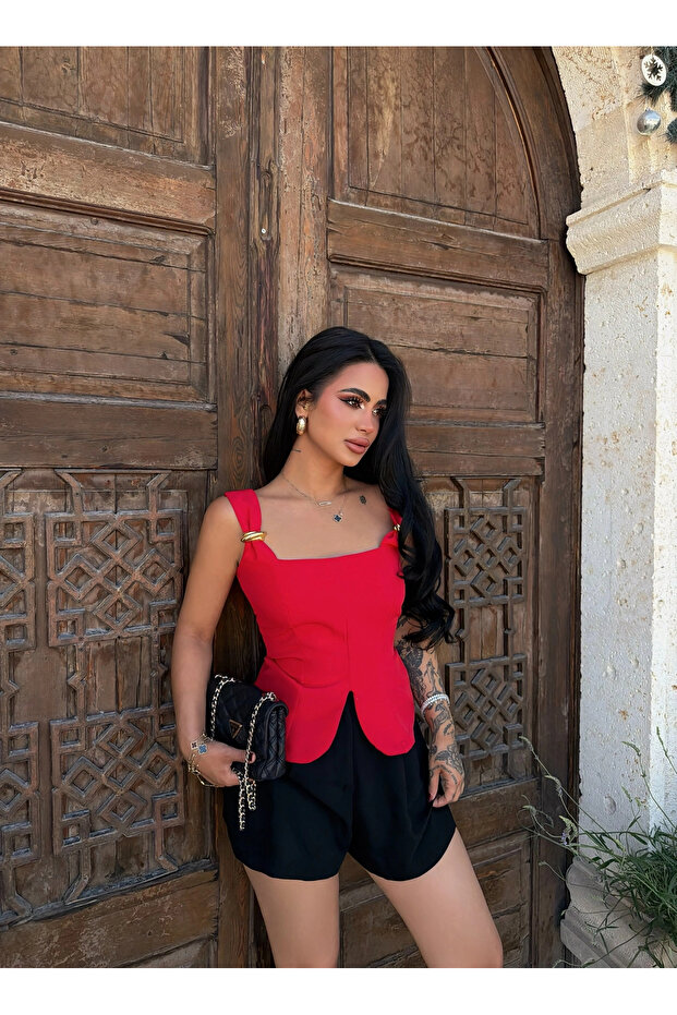 بلوزة منسوجة مع إكسسوارات حمراء