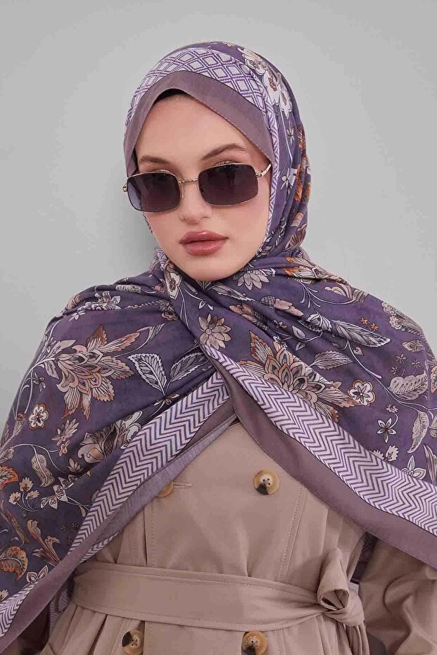 شال رياضي بنمط زهرة التوليب باللون البني والبيج