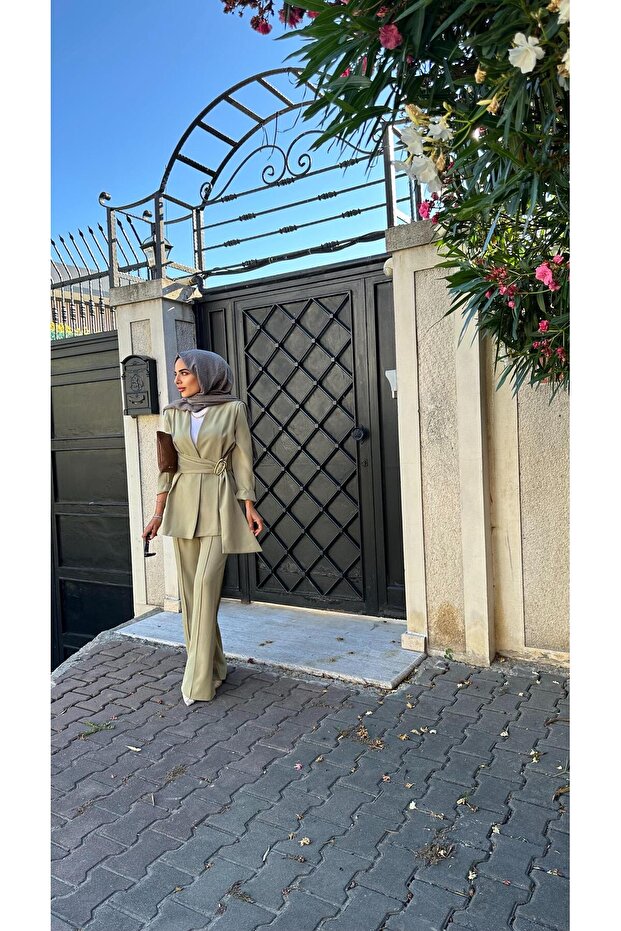 طقم كلاسيكي يومي للنساء المحجبات