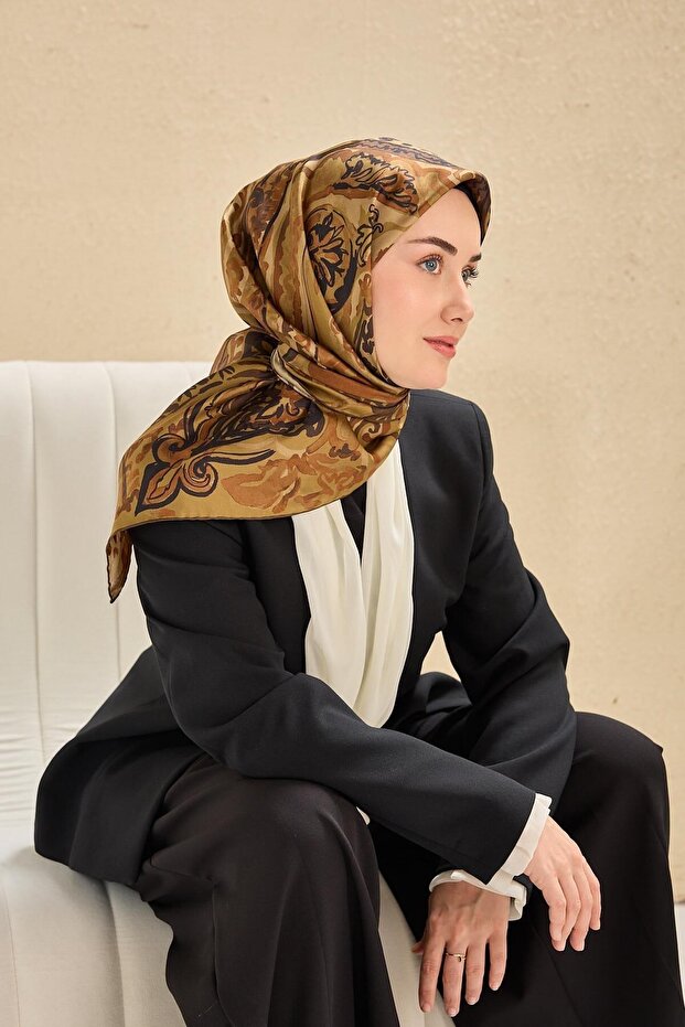 وشاح حرير تويل بنمط فني زيتوني 90x90