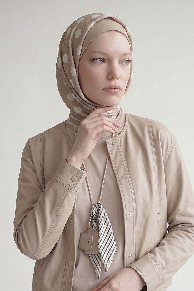 وشاح حرير منقط من قماش التويل بتصميم المنك