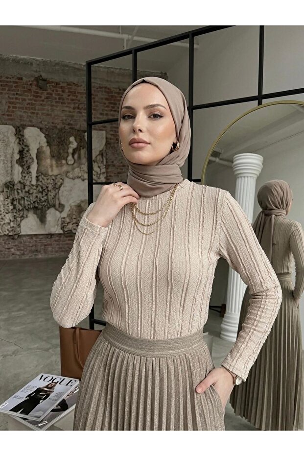 بلوزة بياقة دائرية مزينة بكشكشة - حجرية