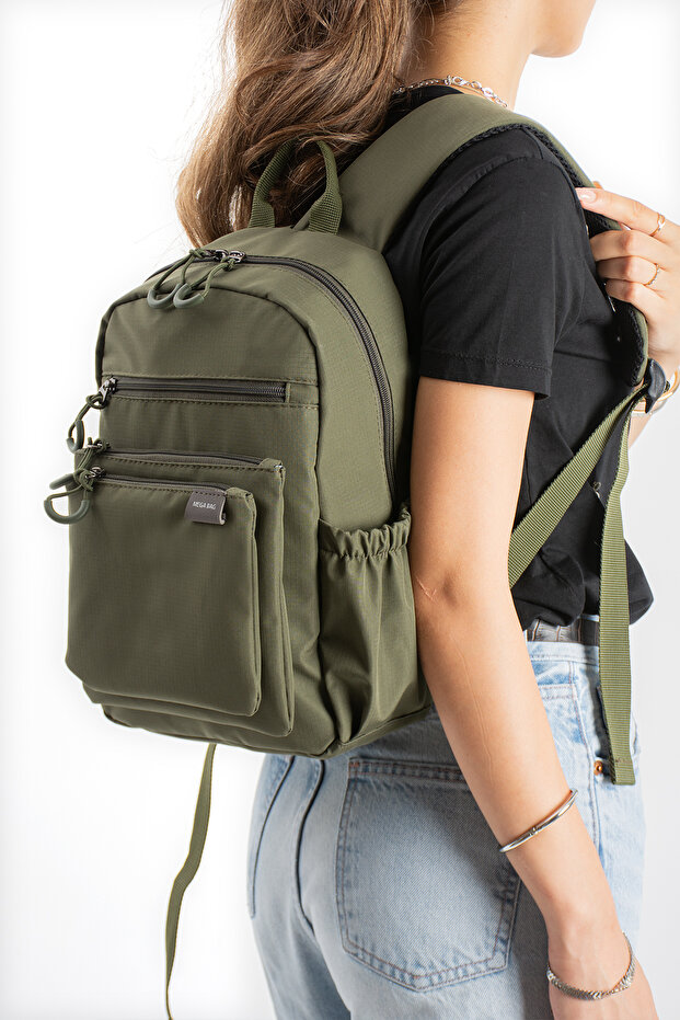 Lightweight Backpack with Multiple Compartments and Pockets - Stylish Design for Daily Use and Travel