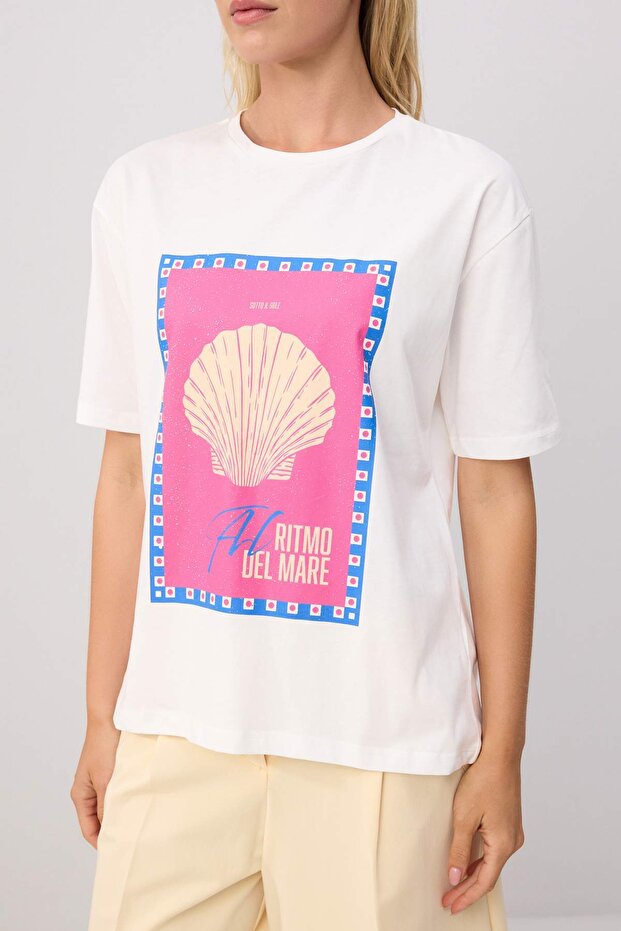Beyaz %100 Pamuk Deniz Kabuğu Baskılı Bisiklet Yaka Oversize Örme T-Shirt TWOSS26TS00351 - 3