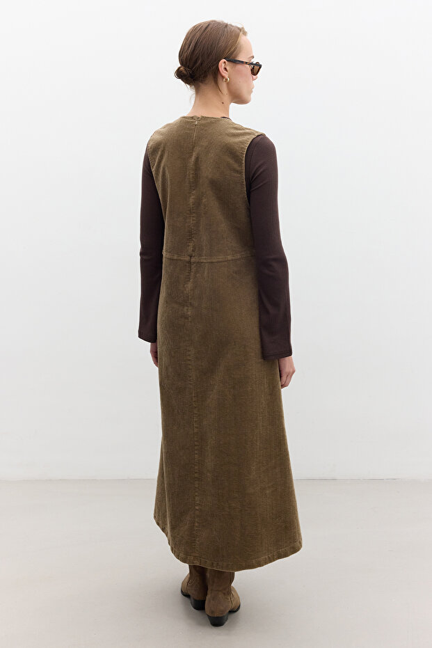 Gesticktes Samtkleid in Kamelbraun - 5