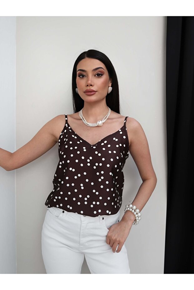 بلوزة ساتان منقطة بياقة على شكل حرف V