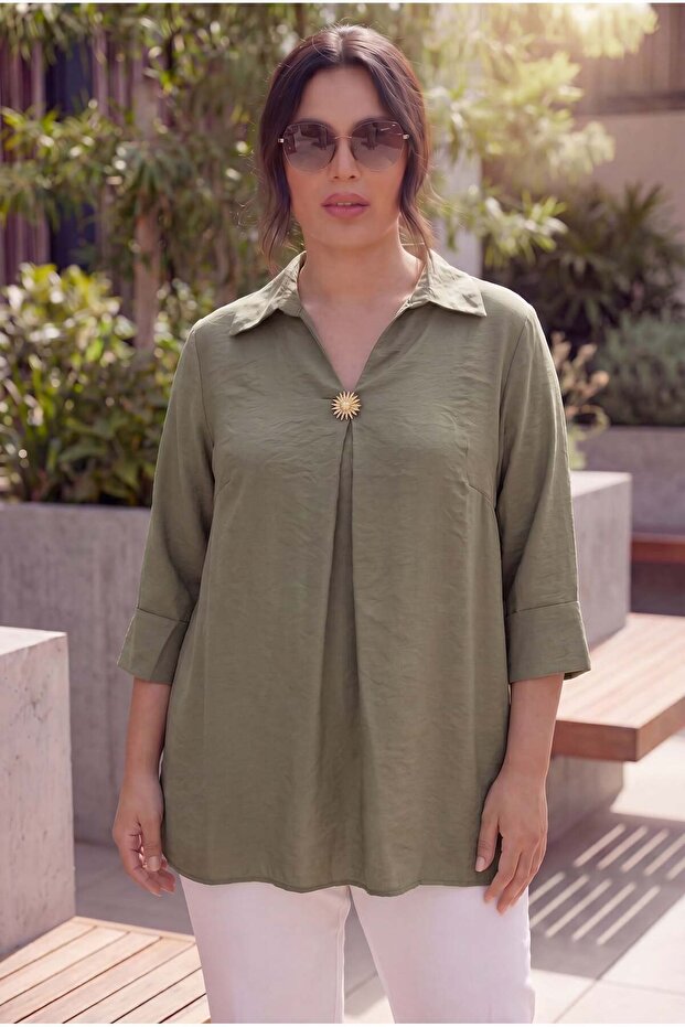 بلوزة مودال كبيرة الحجم مع إكسسوارات ياقة باللون الكاكي