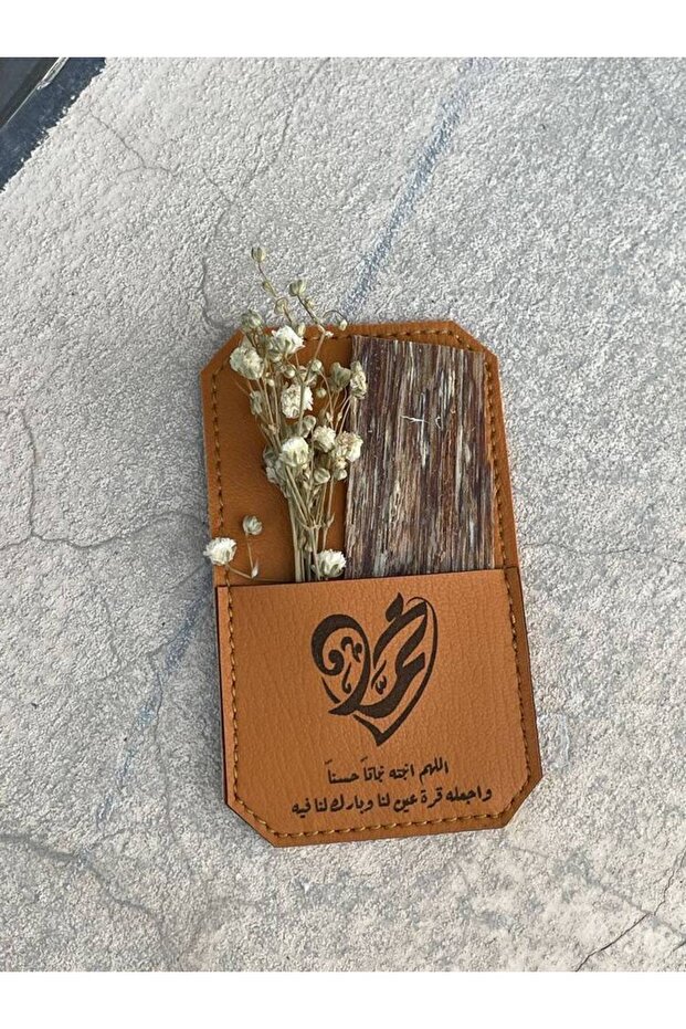 توزيعات جيب جلد بني + رقائق العود