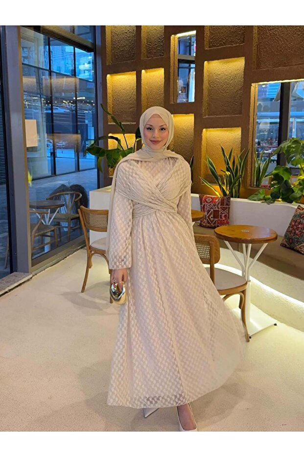 فستان من قماش التول بتصميم متقاطع