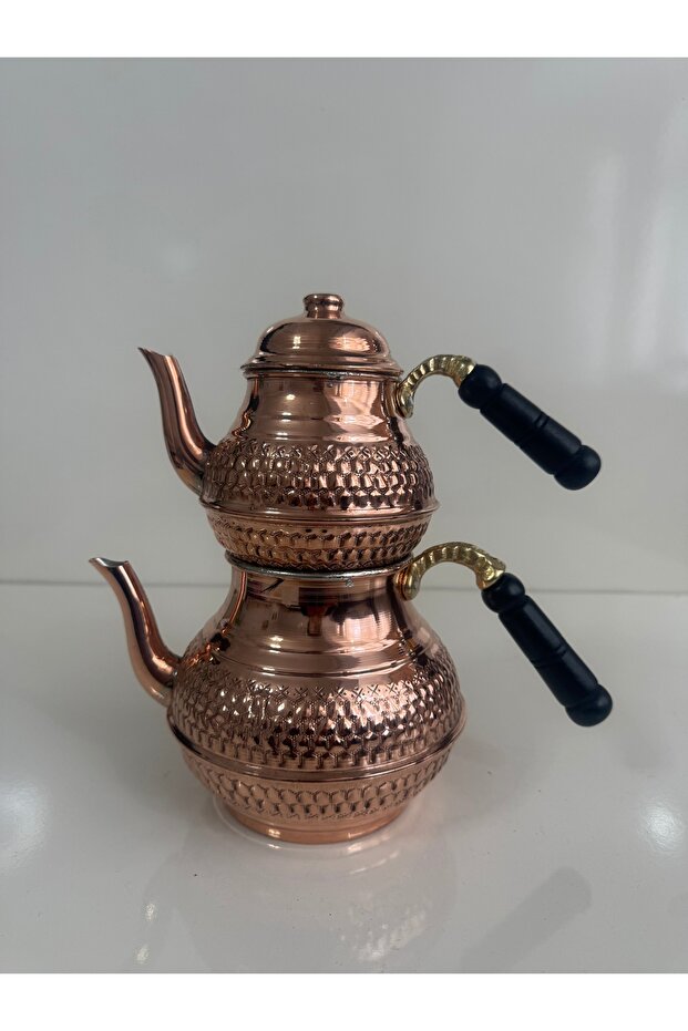 إبريق شاي رفيع مع حزام نحاسي