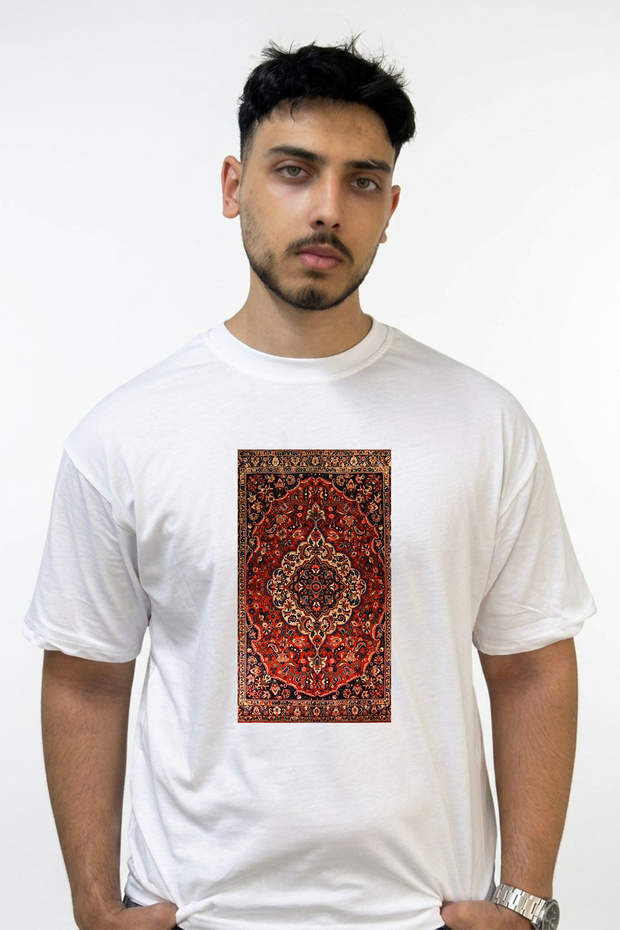 تي شيرت أبيض كبير الحجم مطبوع بتصميم السجاد الفارسي
