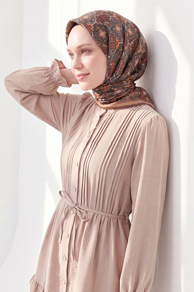 وشاح ناعم من نوع بيكسل إثني داكن من فرو المنك